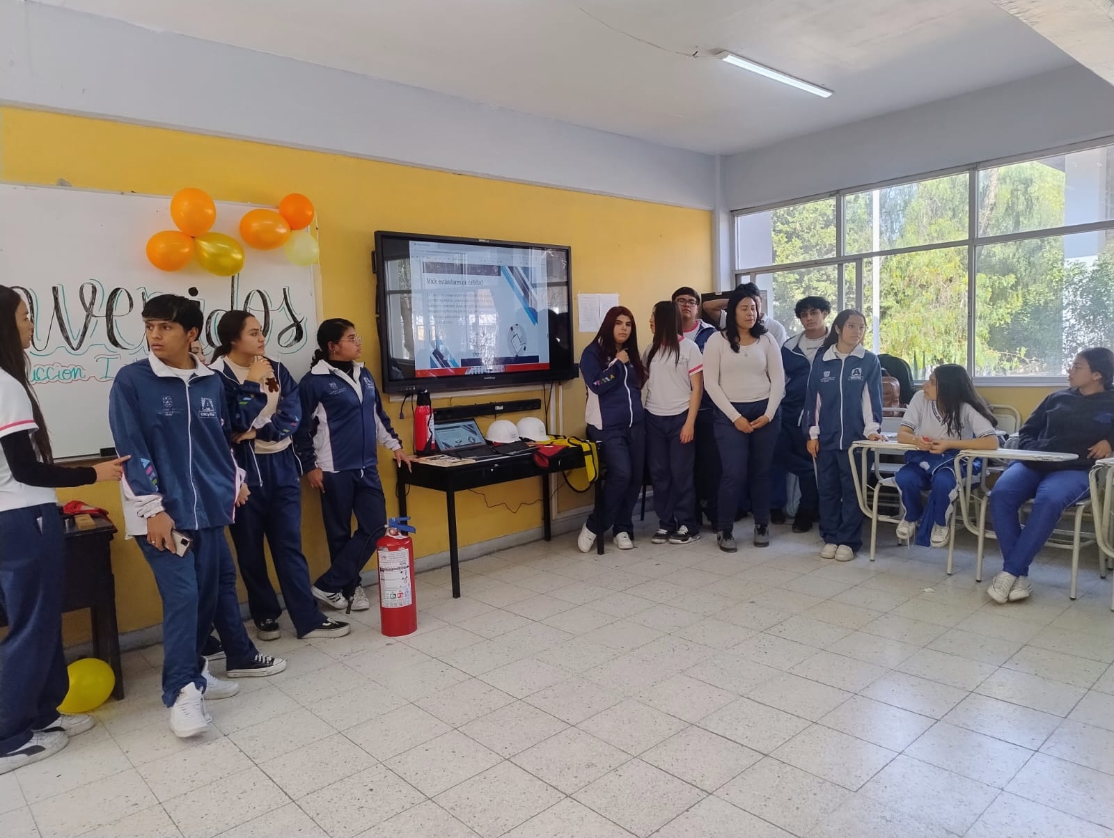 Realiza plática de orientación vocacional a estudiantes de secundaria